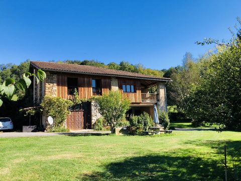 Superb location for this old farmhouse full of charm, partly renovated in 2003, on more than 2Ha9 of adjoining land, woods and orchard with private spring. Around 420m² useful for 200m² of living space. A T2 apartment with disabled standards on the g...