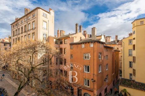 SAINT-JEAN. This is a rare flat in the heart of the Saint-Jean district. On a high floor with lift, it benefits from an unobstructed, unoverlooked view to the east. It is located on a well-known square, between the luxurious Hôtel de la Cour des Loge...