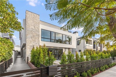 Welcome to 424 1/2 Orchid Avenue, a BRAND-NEW CONSTRUCTION on 400 block on Flower Street, Corona Del Mar. This elegant residence is located on an EXTRAORDINARY 45-FOOT PARCEL, A RARE GEM in this prestigious community. Its design combines natural elem...