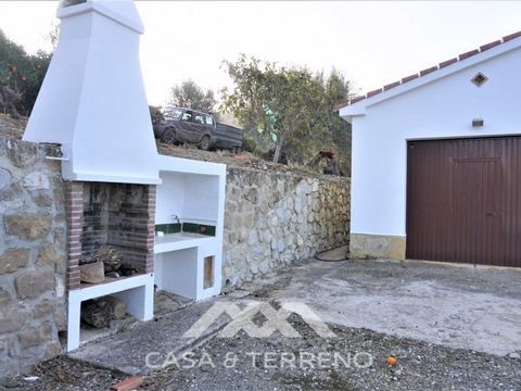Just outside Alcaucin and within walking distance of the village you can find this finca with a well-maintained country house of 121 m2. In front of the house there s a spacious terrace overlooking the olive grove of a 130 olive trees and other fruit...
