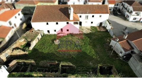 House for renovation located in Vau, Óbidos. With a construction area of 1138sq.M and 1639sq.M of land, it has large areas with the possibility of making several rooms. Outside there are also outbuildings for reconstruction. It has a well with spring...