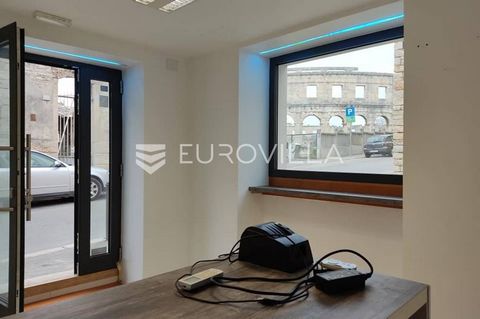 Ground floor commercial space that was used as an office and at one time as a catering facility, located in a building in an excellent location in the center of Pula. A beautiful view of the Arena, from which an excellent flow of people is guaranteed...