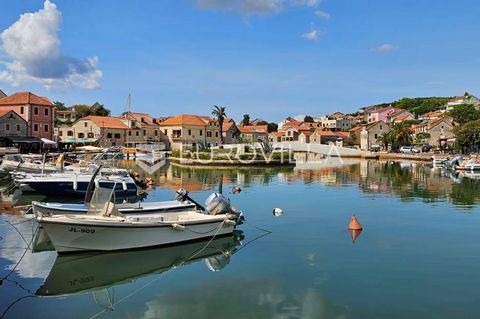 Building land for sale on the island of Hvar, in the town of Vrboska, with a surface area of 581 m2, with a building permit for the construction of a house with a gross area of 80 m2, with a swimming pool and parking for five cars. The project envisa...
