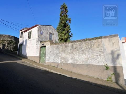 Maison individuelle à vendre dans la paroisse de Fajã de Baixo, Ponta Delgada, sur un terrain d'une superficie totale de 1 145 m2 et avec 2 confrontations avec la voie publique. L'entrée principale de la propriété (qui fait face à la Rua do Henriquin...