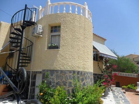 Welkom bij deze unieke kans in het prachtige gebied van La Marina, San Fulgencio! Dit charmante vrijstaande huis met 3 slaapkamers wacht op je om jouw nieuwe thuis te worden. Met een oppervlakte van 106,00 vierkante meter en gelegen op een perceel va...