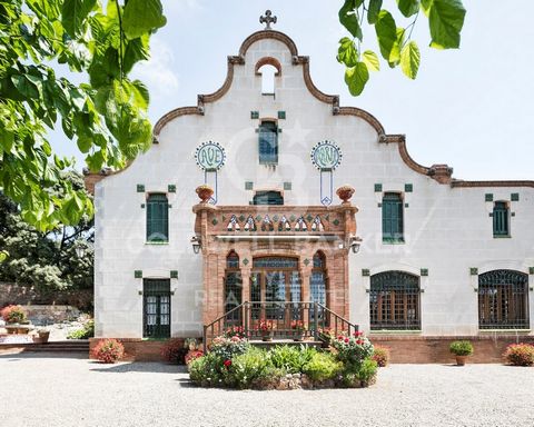 In Castellar del Vallès, in this farm we find three constructions in a land environment of 157 hectares. The first construction we found, is a house of great beauty of 852 m2. On the ground floor we find a large kitchen, a living room with fireplace ...