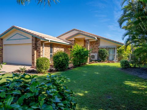 This large family home located in sought after Capes, Clear Island Waters has a location second to none! This could be your chance to add your own touch or start again and reap the rewards. Add value through renovating or Knockdown rebuild? Large 750...