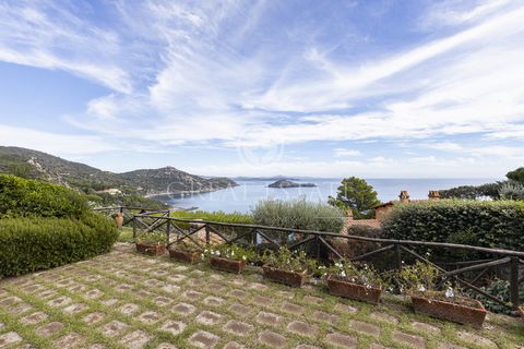 The property extends for approximately 160 sqm and is composed of a main apartment with a large living room that opens onto a veranda and a garden, offering a breathtaking view of the Gulf of Sbarcatello, its transparent sea and the dominant islet. T...