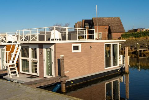 Marina Lemmer is located within walking distance of the center of the attractive village of Lemmer. Lemmer is a beautiful village in the southwestern part of Friesland. Lemmer is one of the most popular water sports places in Friesland due to its loc...