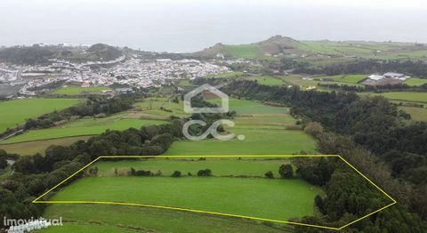 Land with 20.460,00 m2 Pedestrian Access Forest Arable Culture Sea View Água de Pau is a village that coincides territorially with the homonymous parish that is part of the municipality of Lagoa, on the south coast of the island of São Miguel, in the...