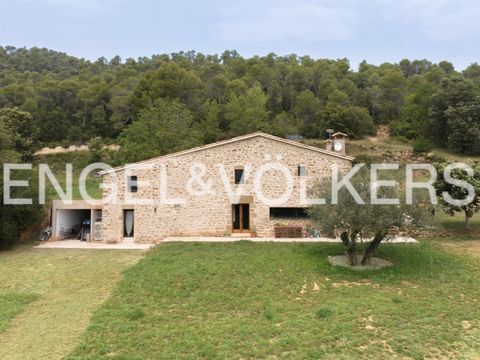 STUNNING RENOVATED COUNTRY HOUSE IN CAMÓS Exquisite meticulously restored mansion located in the charming town of Camós. This property stands out for its sophistication and comfort, encompassing a generous surface area of 520 m2 built on a plot of 45...