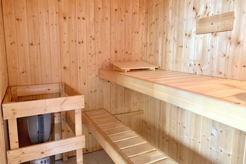 Bateau à rames inclus ! Grande maison de vacances avec sauna, jacuzzi et cheminée. La maison en bois de style scandinave est située dans une petite résidence de vacances calme directement au bord du lac Dümmer. L'eau y est d'excellente qualité et vou...