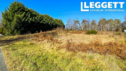 107669NBO46 - At 10 min drive from Gourdon, this plot of land of 1860 m2 is facing south, and overlooks a walnut grove, with a nice open view. In the countryside but not isolated, the small road is not busy at all (lead to few houses). The land has a...