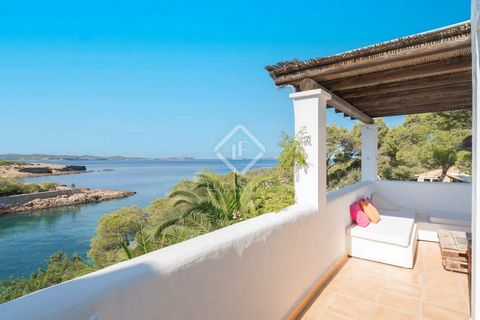 This property is located in Cala Gració in a place with a lot of privacy and, at the same time, with direct access to the beach. The house is in front of the beach and offers impressive views of the sea and sunsets throughout the year. This front lin...
