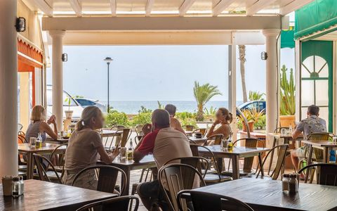 Esta conocida cafetería en Mojácar Playa goza de una buena ubicación comercial en pleno paseo marítimo de esta hermosa localidad costera. Se encuentra ubicado frente a la playa, por lo cual sus clientes pueden disfrutar de unas magníficas vistas mien...