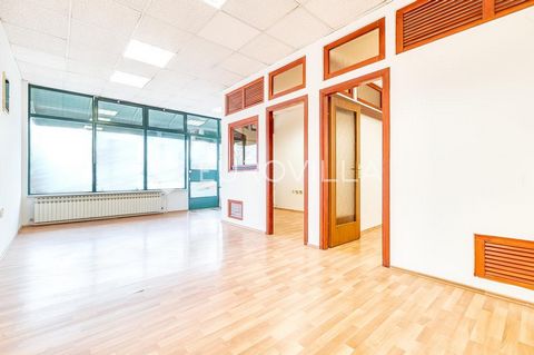 Zagreb, Borovje, two-story commercial space / street premises 87 m2 extends through the basement and ground floor of a residential and commercial building. It consists of a warehouse in the basement, a sales area, four offices, a kitchen and a toilet...