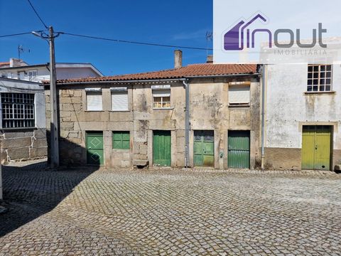 Stone house for reconstruction with 128 m2 divided into 2 floors. At the level of the Ground Floor has garage and storage, and on the first floor is intended for housing. It also has a haystack about 30 meters from the house for storage, also built i...