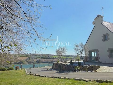 This beautiful Breton house is a real nugget, ideally built in a dominant position on a plot of nearly one hectare overlooking a maritime river. You will thus be able to enjoy a breathtaking view of the river and a charming perspective on the opposit...