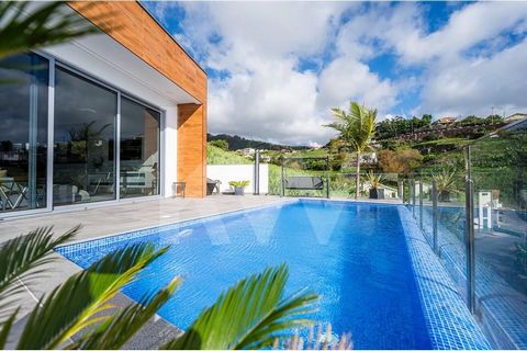 Spectaculaire villa design avec piscine à débordement et vue sur la mer à Ponta do Sol, Madère - Un chef-d’œuvre côtier luxueux Une vue imprenable sur la mer et un confort de vie exclusif. Laissez-vous enchanter par cette superbe villa, qui établit d...