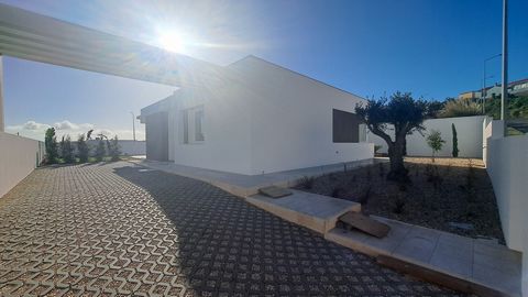 One of three villas under construction in a quiet area overlooking the countryside. Kitchen and living room in open space, with 3 bedrooms, one of which is a suite. A perfect home for any family. Close to the beaches and the center of Lourinhã. (lot ...