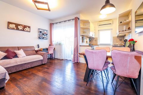 Location: Istarska županija, Rovinj, Rovinj. Istria, Rovinj, An excellent apartment is for sale in the beautiful town of Rovinj, one of the most sought-after tourist destinations in the Mediterranean. Located in a quiet and family-friendly part of th...