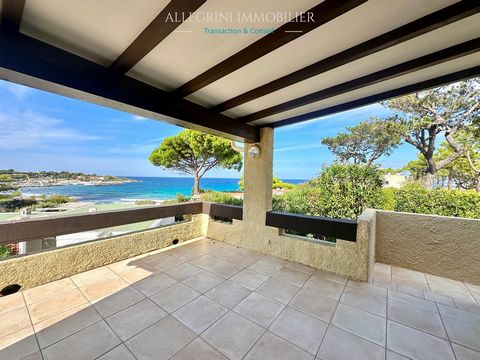 A stone's throw from the beach of Sant'ambroggiu, this charming holiday home enjoys a magnificent view of the sea and a quiet environment. With a floor area of 72.06 m2 (58.10 m2 Carrez law), this semi-detached house is divided into 2 levels and is c...