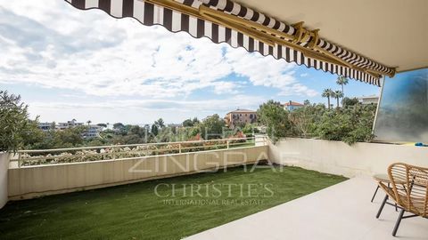 Dans une belle résidence avec parc et piscine du quartier résidentiel recherché de la Croix-des-Gardes, non loin du centre-ville de Cannes et des plages, bel appartement avec vaste terrasse à la vue dégagée jusqu'à la mer. Hall d'entrée, beau living ...