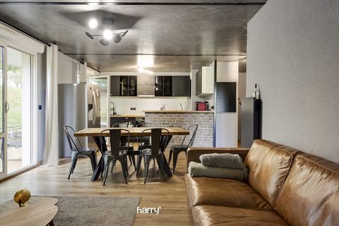 L'agence Harry vous présente cet appartement de 59m2, situé à Bregille, disposant d'atouts majeurs dont notamment une vaste terrasse et de deux parkings: extérieur et intérieur. Entièrement rénové, et avec goût, il dispose d'un large salon avec cuisi...