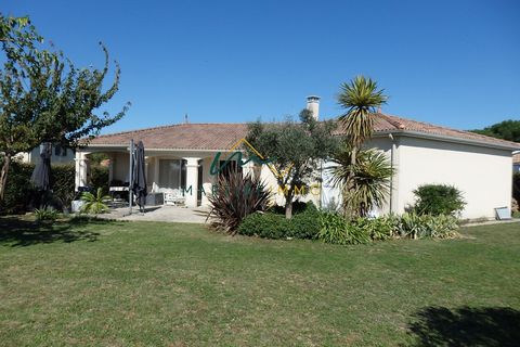 Dans un environnement calme et sans vis à vis, l'agence Martine-immo vous propose cette maison de plain pied de 2008 composée de trois chambres, un grand séjour très lumineux, salle de bain, wc séparé, cuisine équipée et trois garages dont deux indép...