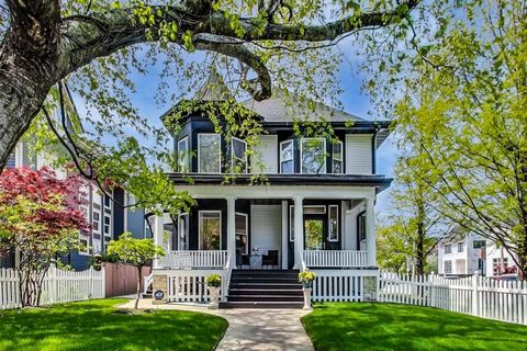 STUNNING three-story home with its original Victorian architecture located in the highly desirable Ravenswood neighborhood in Chicago! This luxurious 5 bedroom, 3 bathroom home has been completely remodeled and includes a brand new interior with cont...