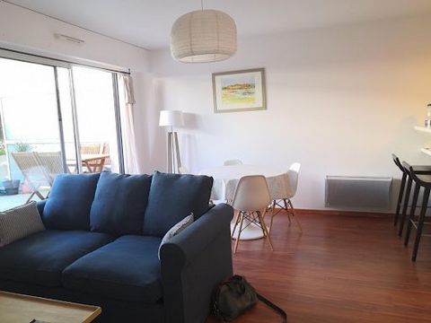 Appartement avec terrasse au coeur de l'espace Nayel Joli appartement très bien entretenu situé au coeur de l'espace Nayel à Lorient, composé d'une entrée, d'un WC séparé, d'une salle d'eau, d'une cuisine ouverte sur le salon/salle à manger équipée (...