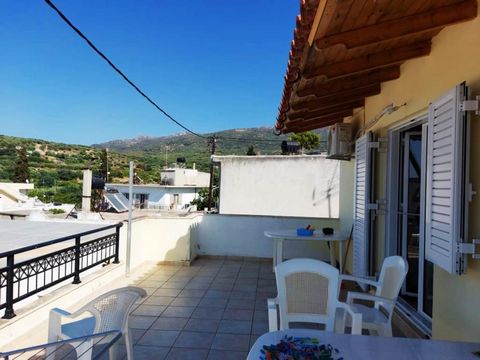 Kato Episkopi, Sitia, Crète orientale : Maison à deux étages avec grand balcon à seulement 4 km de la mer. La maison est située sur un terrain de 115 m2. Le rez-de-chaussée est un grand studio de 45 m2 composé d'un salon ouvert avec cuisine et salle ...