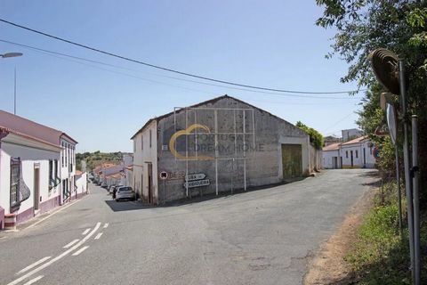 Altes Herrenhaus, mit zwei Etagen, bietet viel Platz zum Erholen, mit Terrasse und Innenhof. Im ersten Stock sind die Räume groß, getrennt durch gemauerte Bögen, die von Säulen getragen werden, der Raum ist völlig offen, im Erdgeschoss sind die Räume...