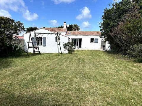 NOIRMOUTIER (85330) - A 1 km du centre ville Située au calme d'une impasse, jolie maison récente d'une superficie habitable d'environ 118 m2 composée d'une grande pièce de vie avec cuisine ouverte, aménagée et équipée, 4 chambres, 2 salles de bain, g...