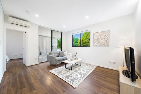 Mietrückgabe: 600 $ pro Woche ca. Schichtenabgabe: $ 691 p/q Ca. Eingebettet in die begehrte Homebush-Community bietet dieses Apartment mit einem Schlafzimmer + Arbeitszimmer in Nordausrichtung unverwechselbare architektonische Elemente und einen Pre...