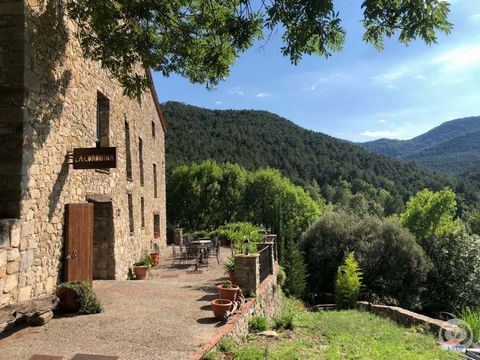 Landgoed van 569 m2 bebouwd en 31 hectare grond. Masia La Coromina ligt in het natuurpark van La Garrotxa, in het noorden van Catalonië, in een grote vallei omringd door iconische bergen en een microklimaat dat bevorderlijk is voor flora, fruitbomen,...