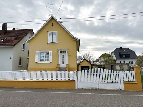 Située à Lutterbach, dans un quartier calme et résidentiel, venir découvrir cette charmante maison individuelle de 82,88m2 sur 5,94 ares de terrain. Elle se compose, au rdc d'une entrée, un salon, une salle à manger, une cuisine équipée, un WC, à l'é...