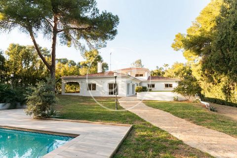 Haus von 514 m2 mit Terrasse Im Großraum von El Bosque, Chiva. Die Immobilie hat 5 Zimmer, 3 Bäder, Pool, Kamin, Fitnessstudio, 2 Parkplätze, Klimaanlage, Einbauschränke, Waschküche, Garten, Heizung und Abstellraum. Ref. VV2401041 Features: - Air Con...