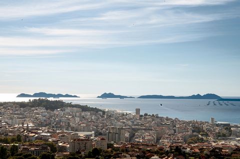 AUSGEZEICHNETE GELEGENHEIT FÜR INVESTOREN! Dies sind zwei Doppelhaushälften, mit unglaublichem Panoramablick auf die Stadt und die Ria und vor kurzem komplett renoviert. Das gelbe Haus ist ein freistehendes Haus mit einem vorderen Innenhof. Das Erdge...