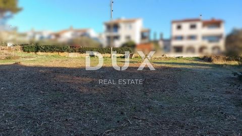 Location: Istarska županija, Pula, Štinjan. ISTRIA, PULA, ŠTINJAN - Building land in an attractive location for the construction of apartments, 300 m from the sea Štinjan is a tourist village in the northwest of Pula. In recent years, it has become v...