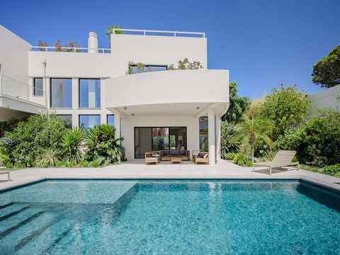 Fantastic 5-bedroom villa with modern architecture located in a prime area of Aldeia de Juzo in Cascais, with 1000 m2 of land, garden, swimming pool, lounge areas and around 500m2 of construction. On the first floor there is a living room with an exi...