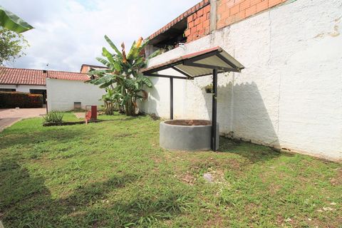 Inmueble-16287 Casa en venta ideal para vacacionar, o generar renta por días, tiene 5 habitaciones amplias, 4 baños, 3 parqueaderos, tiene una hermosa piscina y áreas verdes. Acceso por dos calles. Se encuentra sobre la vía principal. Con todos los s...