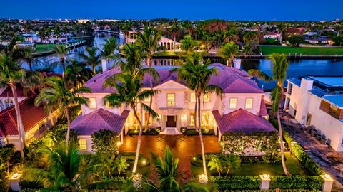 Fermé d’inspiration géorgienne tropicale de Palm Beach, situé sur 123 +/- pieds d’Intracoastal avec une vue imprenable sur le Grand Canal de Royal Palm et construit à l’origine par les célèbres Frankel Estate Homes, Carlos Martin Architects, et les i...