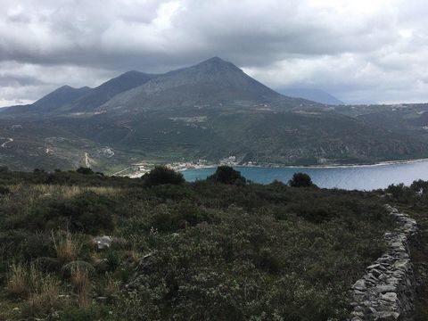 Excepcional terreno, situado en la región del este de Mani, que cubre un área de 4.632,31 sq.m,, con magníficas vistas sobre el golfo de Itilo, el pueblo de Limeni y el castillo de Kelefa. Situado en la ladera de las laderas de la montaña, la capacid...