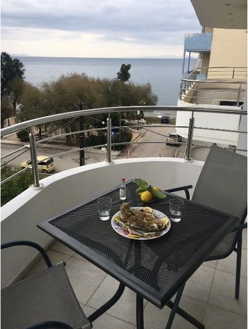 Wohnung direkt am Meer zu verkaufen in Agioi Theodoroi, Korinthia. Die Wohnung ist 70 qm groß und befindet sich im zweiten Stock. Es besteht aus einem Wohnzimmer und Küche, zwei Schlafzimmern und einem Badezimmer. Baujahr – 2008. Die Wohnung verfügt ...