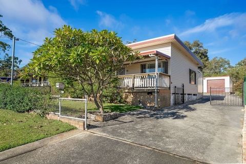 This fantastic home is located just a stones throw from the local Summerland Point shopping village, beautiful Lake Macquarie waterfront reserve and excellent parks. Positioned on an easy-care parcel of land with plenty of entertaining and vehicle sp...