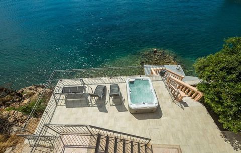 Faszinierende Villa am Meer zum Verkauf in Lukovo Sugarje, Karlobag! Tolle Lage direkt am Meer mit fantastischem Meerblick! Die Treppe von der Villa führt direkt zur Badeplattform! Sie können dort auch eine Yacht festmachen, es gibt mehrere Anlegeste...