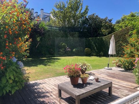 Excellent 5 bedroom house with garden. Entrance floor: social bathrooms Living room with access to the garden Dining room With access to one of the corners of the very welcoming garden. Fully equipped kitchen Upper floor hall 3 suites, one of which i...