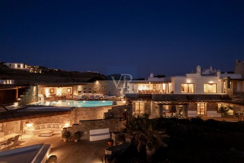 Villa zum Verkauf in der Gegend: Mykonos - Tourlos. Die Fläche des Grundstücks beträgt 576 m². Es besteht aus: 6 Schlafzimmer, 6 Badezimmer, 1 WC, 1 Küche(n), 1 Wohnzimmer(n), während es 1 Parkplatz (1 offen) hat, Energieausweis: In Veröffentlichung,...