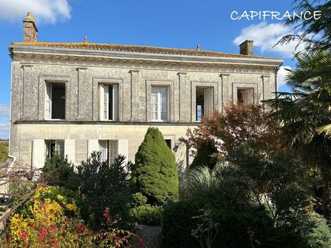 En exclusivité chez Capifrance, Au cur du village de Port d'Envaux situé entre Saint Savinien et Saintes, village rattaché au réseau «Villages de pierres et d'eau», se trouve cette magnifique Maison Bourgeoise de caractère en pierre, avec jardin et g...